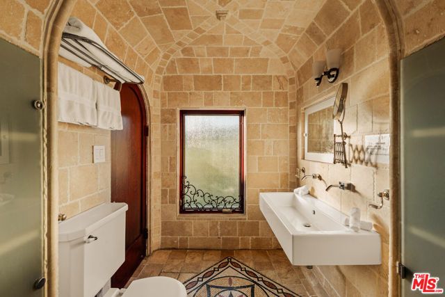 2002 N Las Palmas Avenue, Los Angeles, CA 90068