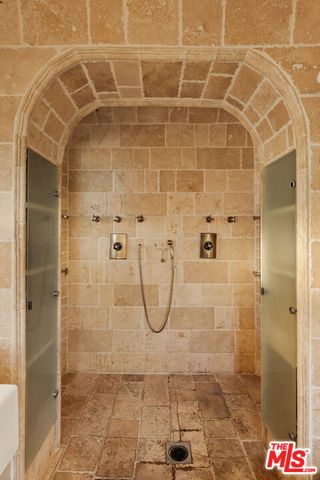 2002 N Las Palmas Avenue, Los Angeles, CA 90068