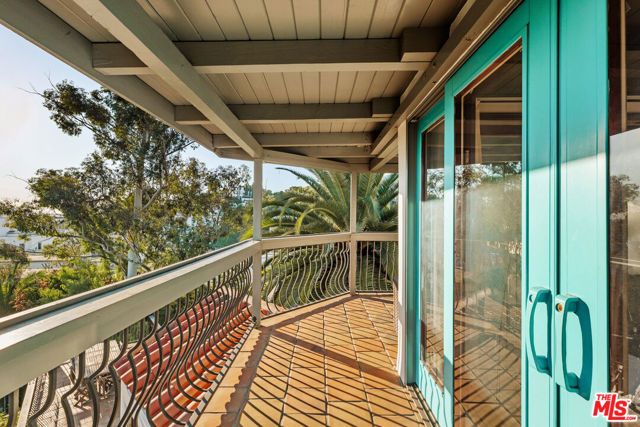 2002 N Las Palmas Avenue, Los Angeles, CA 90068