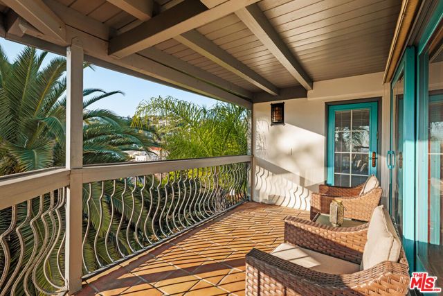 2002 N Las Palmas Avenue, Los Angeles, CA 90068