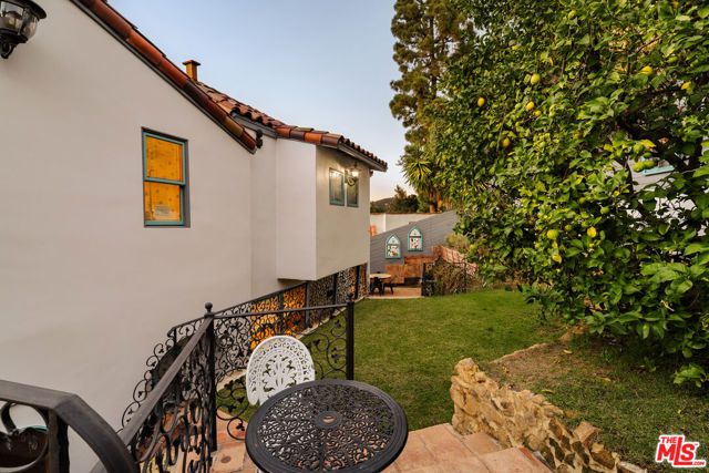 2002 N Las Palmas Avenue, Los Angeles, CA 90068