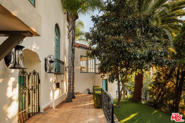 2002 N Las Palmas Avenue, Los Angeles, CA 90068