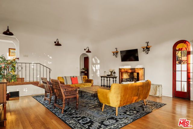 2002 N Las Palmas Avenue, Los Angeles, CA 90068