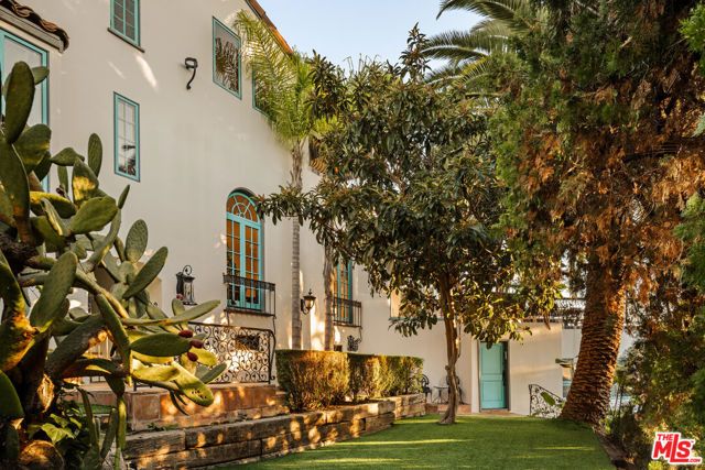 2002 N Las Palmas Avenue, Los Angeles, CA 90068