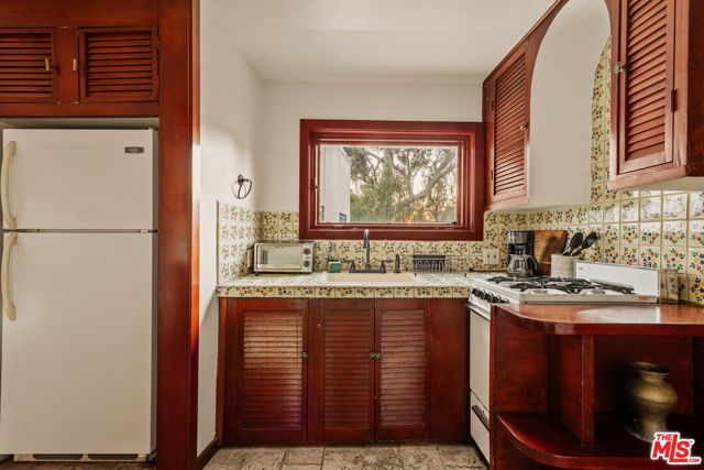 2002 N Las Palmas Avenue, Los Angeles, CA 90068