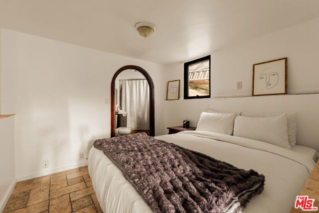 2002 N Las Palmas Avenue, Los Angeles, CA 90068