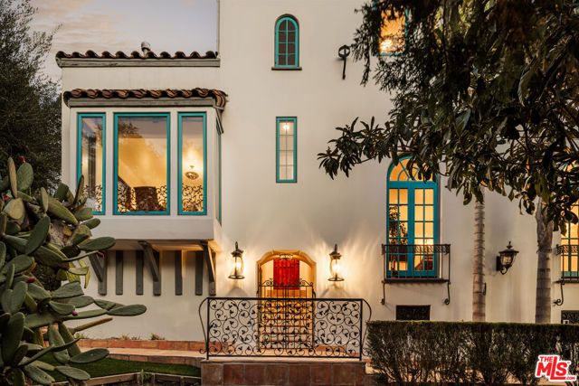 2002 N Las Palmas Avenue, Los Angeles, CA 90068