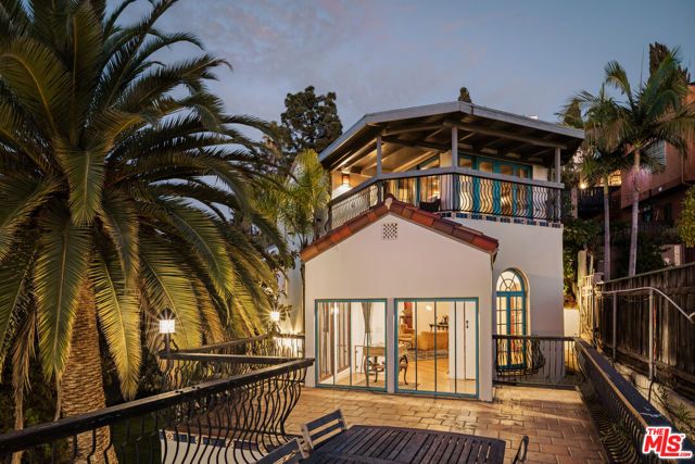 2002 N Las Palmas Avenue, Los Angeles, CA 90068