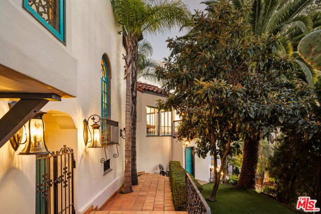 2002 N Las Palmas Avenue, Los Angeles, CA 90068