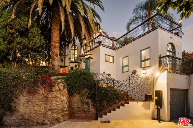 2002 N Las Palmas Avenue, Los Angeles, CA 90068