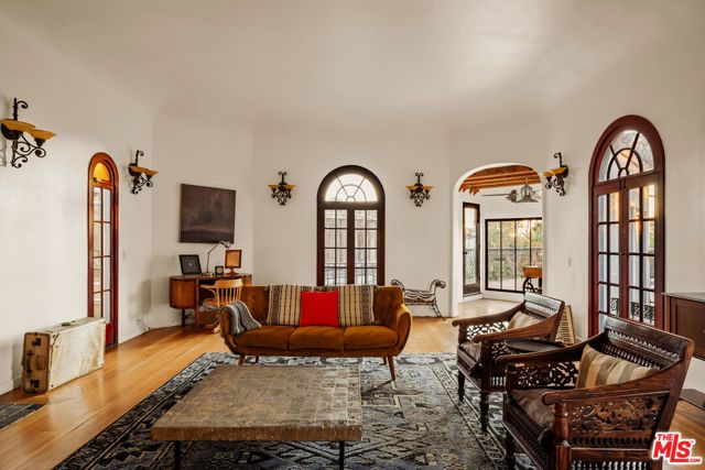 2002 N Las Palmas Avenue, Los Angeles, CA 90068