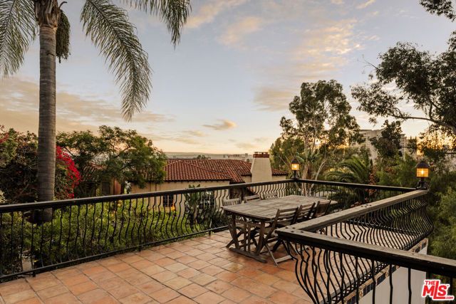 2002 N Las Palmas Avenue, Los Angeles, CA 90068