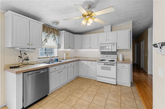 71 blackbird Street, Tiverton, RI 02878