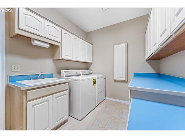 14234 Nw LAKESHORE Ct, Portland, OR 97229