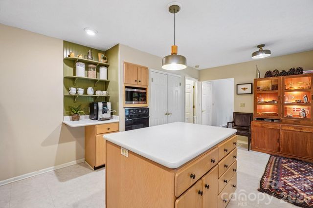 9 Westbridge Drive, Hendersonville, NC 28739