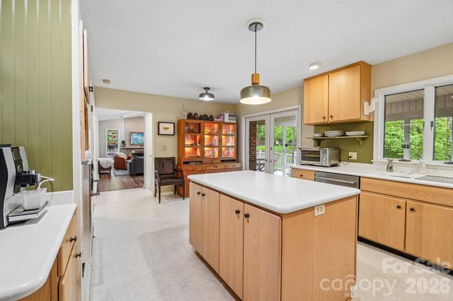 9 Westbridge Drive, Hendersonville, NC 28739