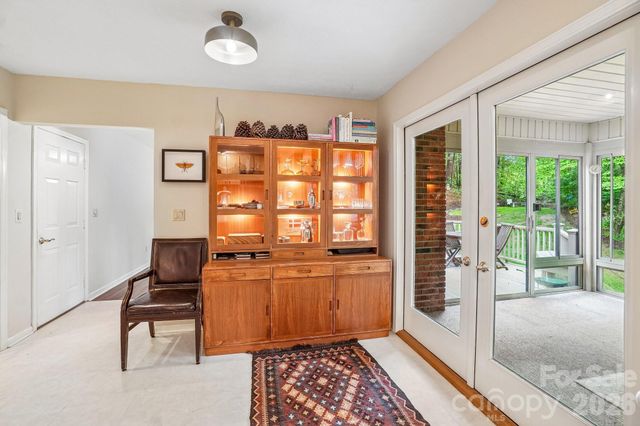 9 Westbridge Drive, Hendersonville, NC 28739