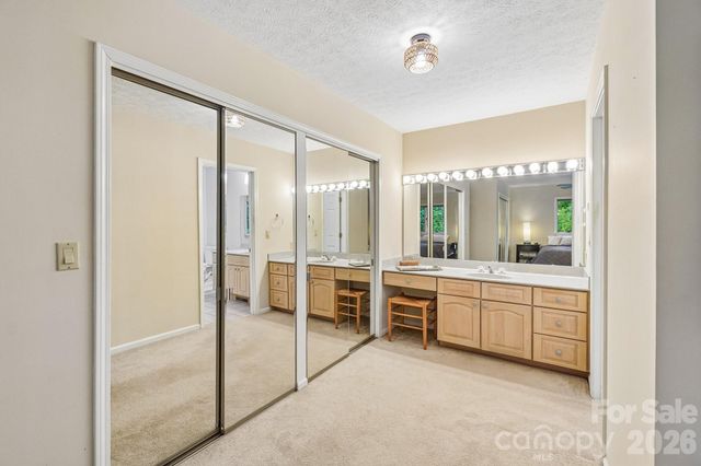 9 Westbridge Drive, Hendersonville, NC 28739