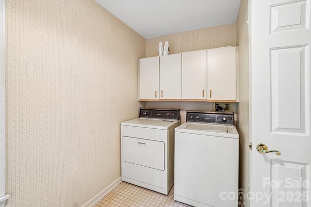 9 Westbridge Drive, Hendersonville, NC 28739