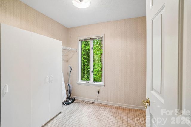 9 Westbridge Drive, Hendersonville, NC 28739
