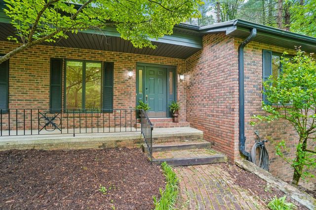 9 Westbridge Drive, Hendersonville, NC 28739