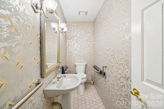 9 Westbridge Drive, Hendersonville, NC 28739