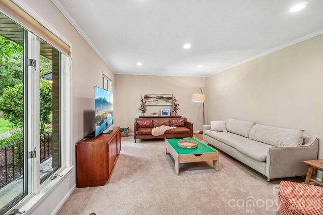 9 Westbridge Drive, Hendersonville, NC 28739