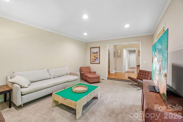 9 Westbridge Drive, Hendersonville, NC 28739