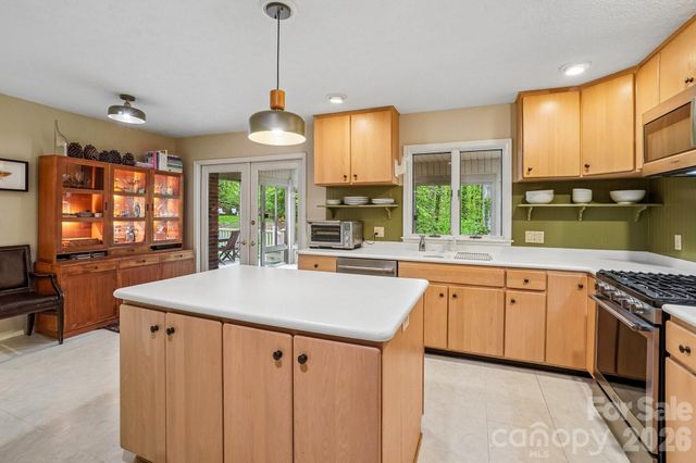 9 Westbridge Drive, Hendersonville, NC 28739
