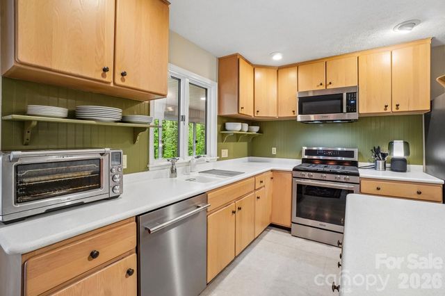 9 Westbridge Drive, Hendersonville, NC 28739