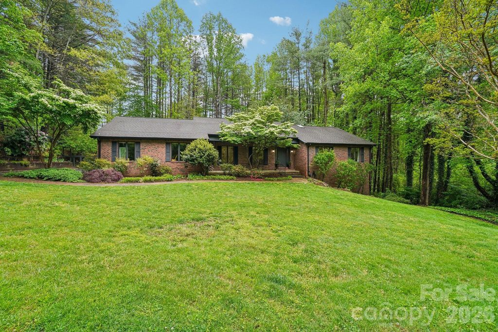 9 Westbridge Drive, Hendersonville, NC 28739