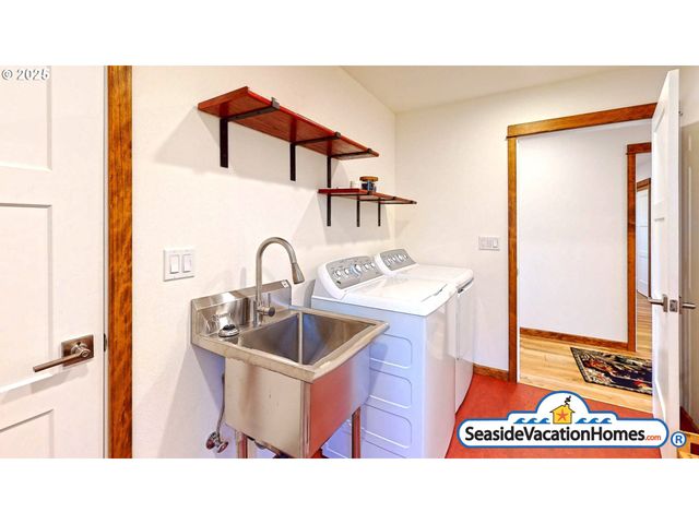 1560 S EDGEWOOD St, Seaside, OR 97138