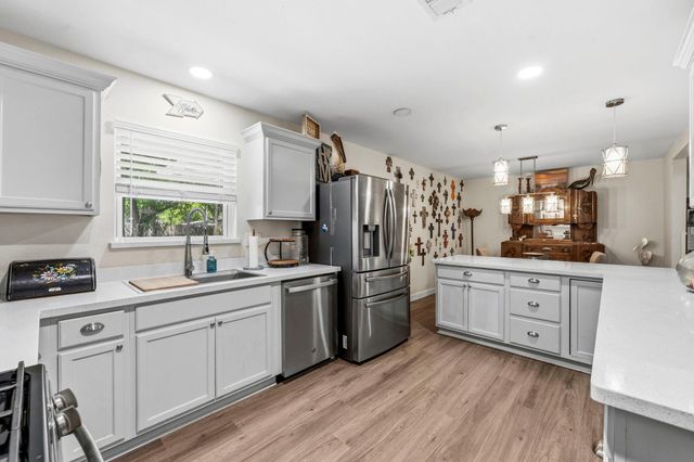 211 S Iowa Avenue, League City, TX 77573