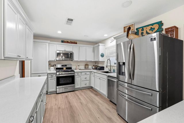 211 S Iowa Avenue, League City, TX 77573
