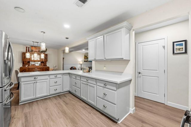 211 S Iowa Avenue, League City, TX 77573