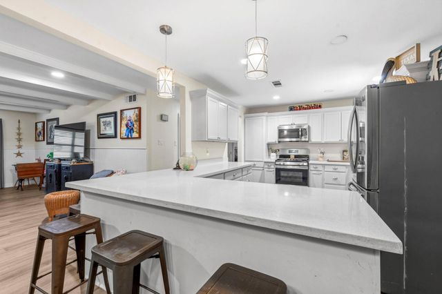 211 S Iowa Avenue, League City, TX 77573