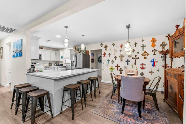 211 S Iowa Avenue, League City, TX 77573