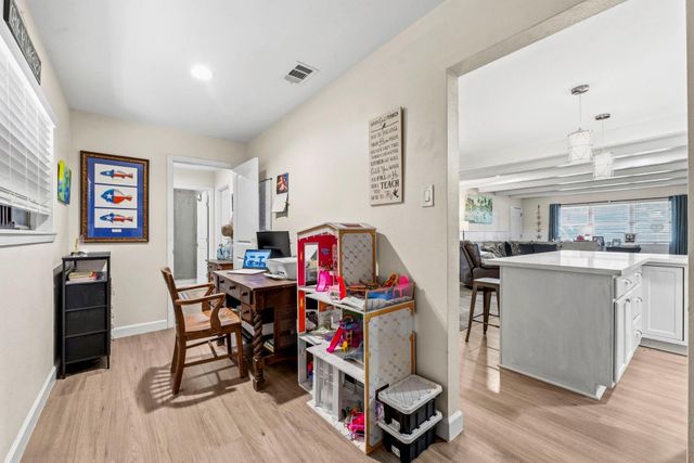 211 S Iowa Avenue, League City, TX 77573
