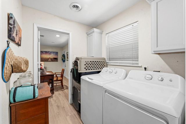 211 S Iowa Avenue, League City, TX 77573