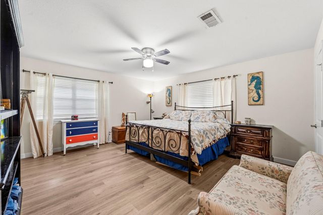 211 S Iowa Avenue, League City, TX 77573