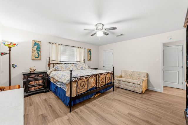 211 S Iowa Avenue, League City, TX 77573