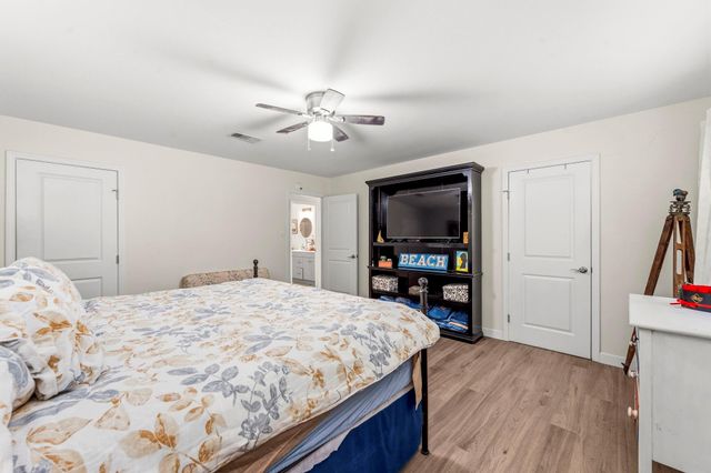 211 S Iowa Avenue, League City, TX 77573