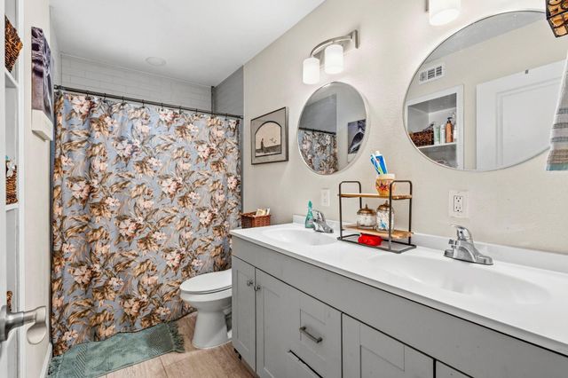 211 S Iowa Avenue, League City, TX 77573