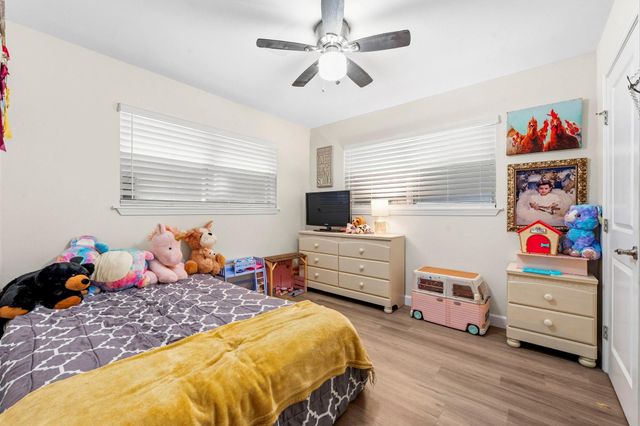 211 S Iowa Avenue, League City, TX 77573