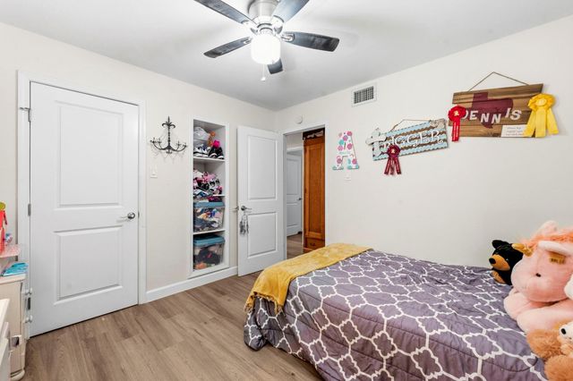 211 S Iowa Avenue, League City, TX 77573