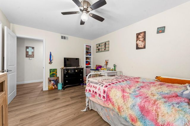 211 S Iowa Avenue, League City, TX 77573