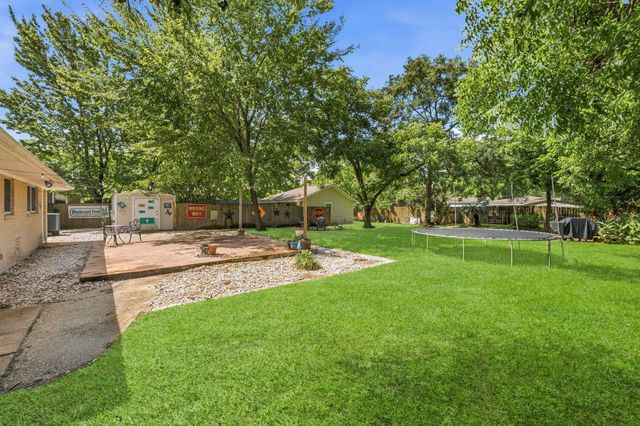 211 S Iowa Avenue, League City, TX 77573