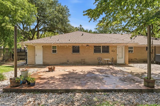 211 S Iowa Avenue, League City, TX 77573