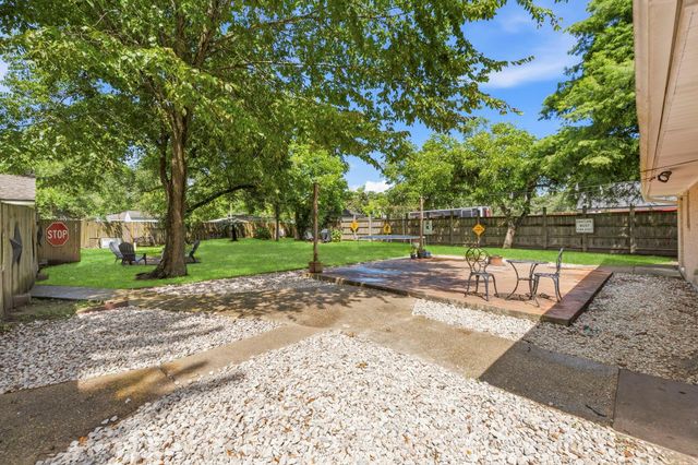 211 S Iowa Avenue, League City, TX 77573