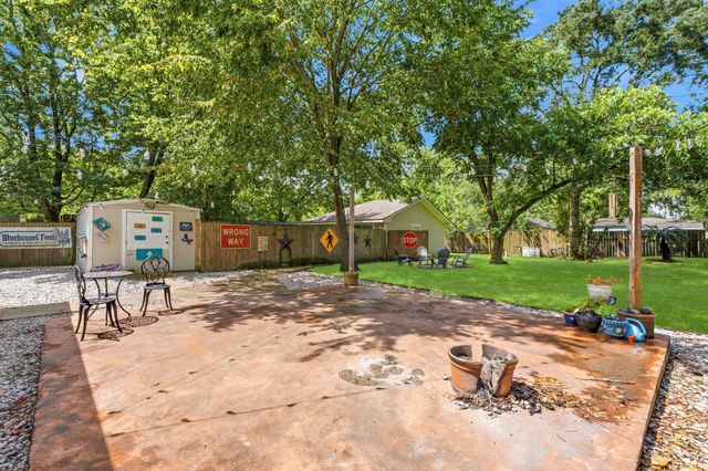 211 S Iowa Avenue, League City, TX 77573